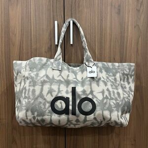 ALO Yoga Patterned Tote in Gray and Cream